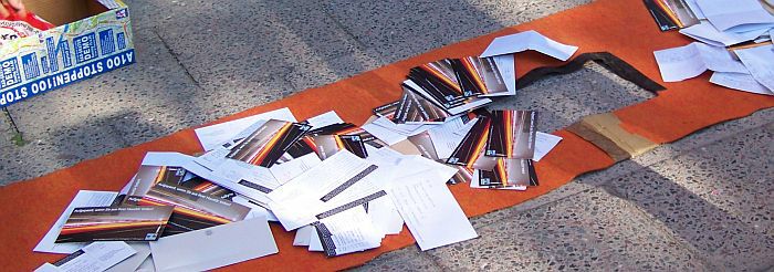 Auf der A100-Stoppen-Demo abgegebene Einwendungen liegen zum Einwurf in den Briefkasten der Senatsverwaltung für Stadtentwicklung bereit